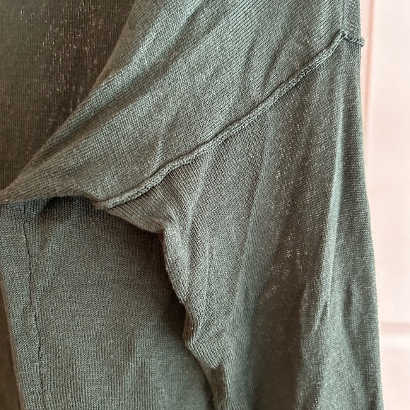 FREE w/ Bundle H&M Long Sleeve - Picture 5 of 8